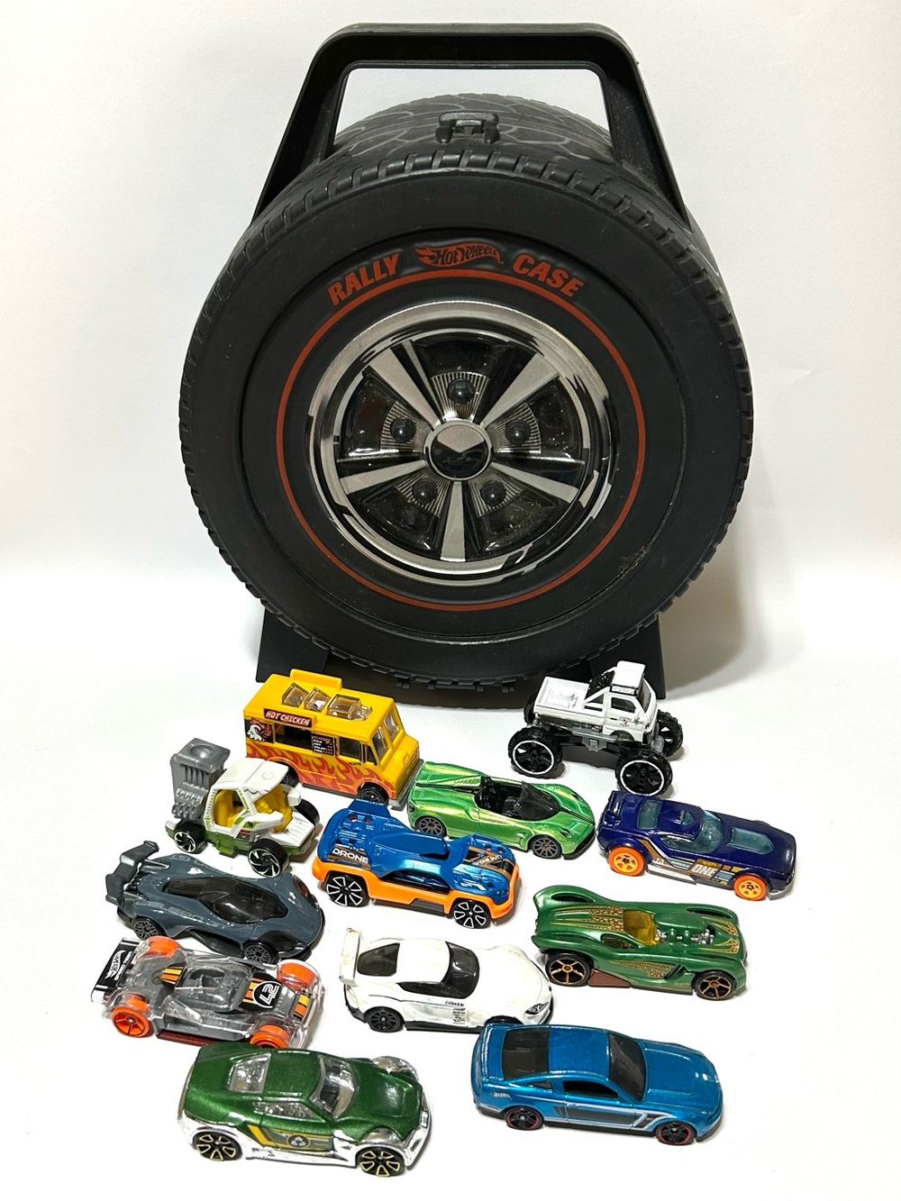 Hot Wheels Car Storage Tire-Shaped Case with 12 Hot Wheels Vehicles.